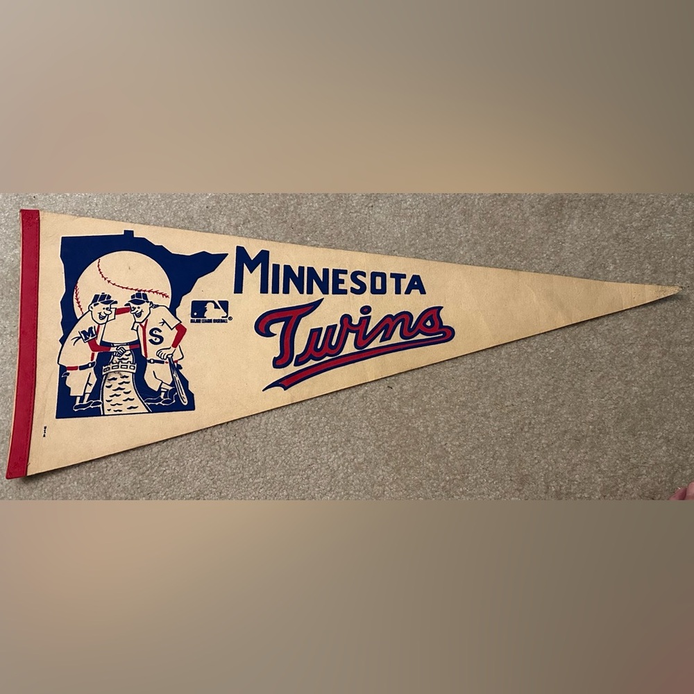 VINTAGE 1980s/90s Minnesota Twins Major League Baseball full-size felt pennant